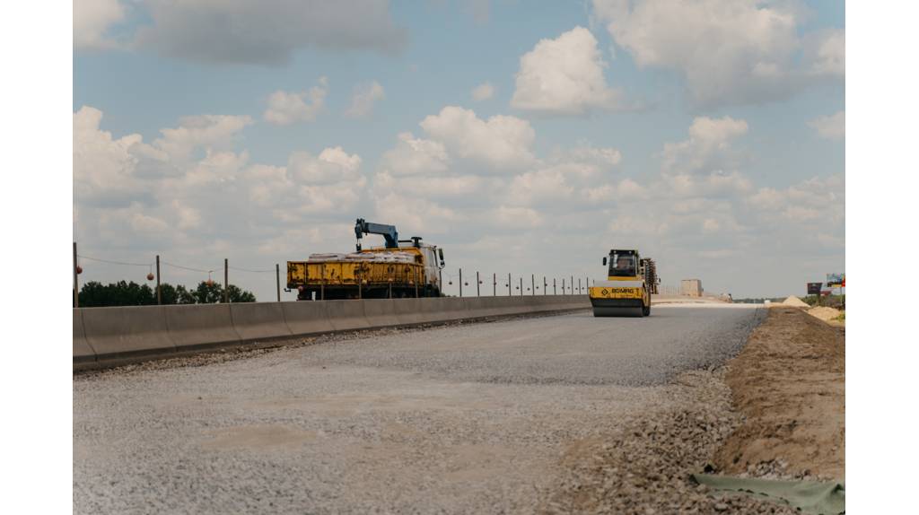 На трассе в обход Брянска продолжается ремонт 10-километрового участка дороги