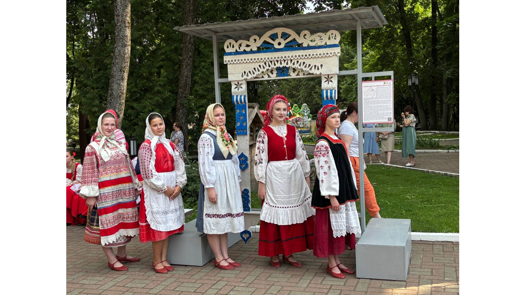 В парке Толстого в Брянске торжественно открыли проект «Родные окна»