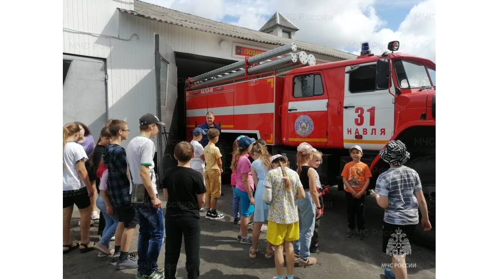 В Навле и Локте пожарные провели экскурсии для школьников