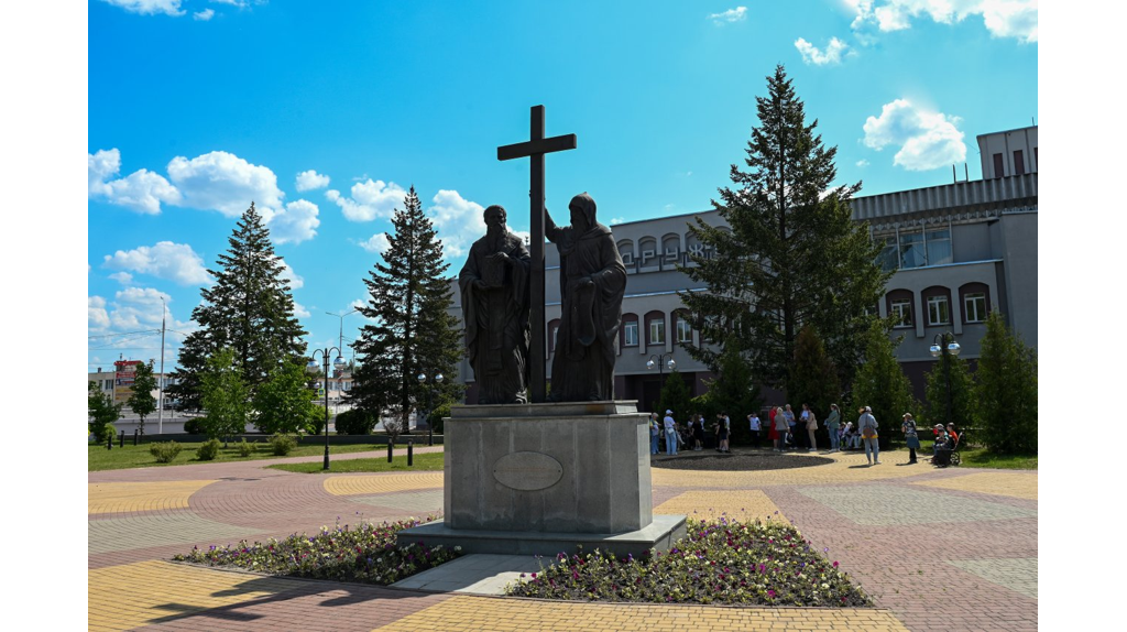 В Брянске совершили молебен у памятника Мефодию и Кириллу на Славянской площади