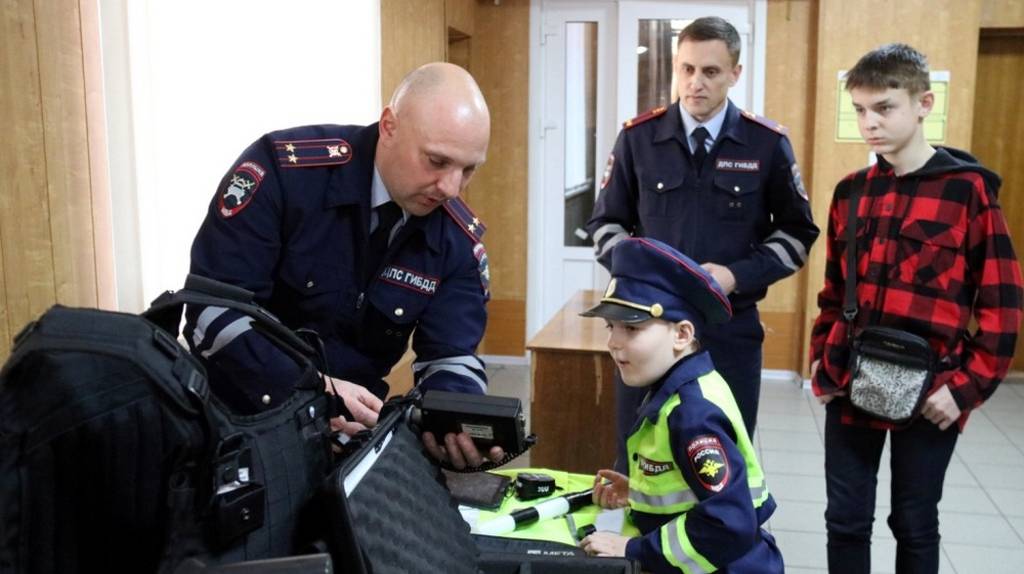 В Брянске полицейские провели экскурсию для мечтающего стать инспектором ДПС 7-летнего мальчика