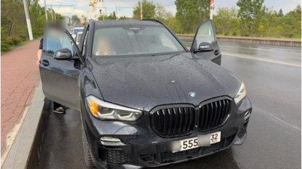 В Брянске арестовали водителя тонированного BMW