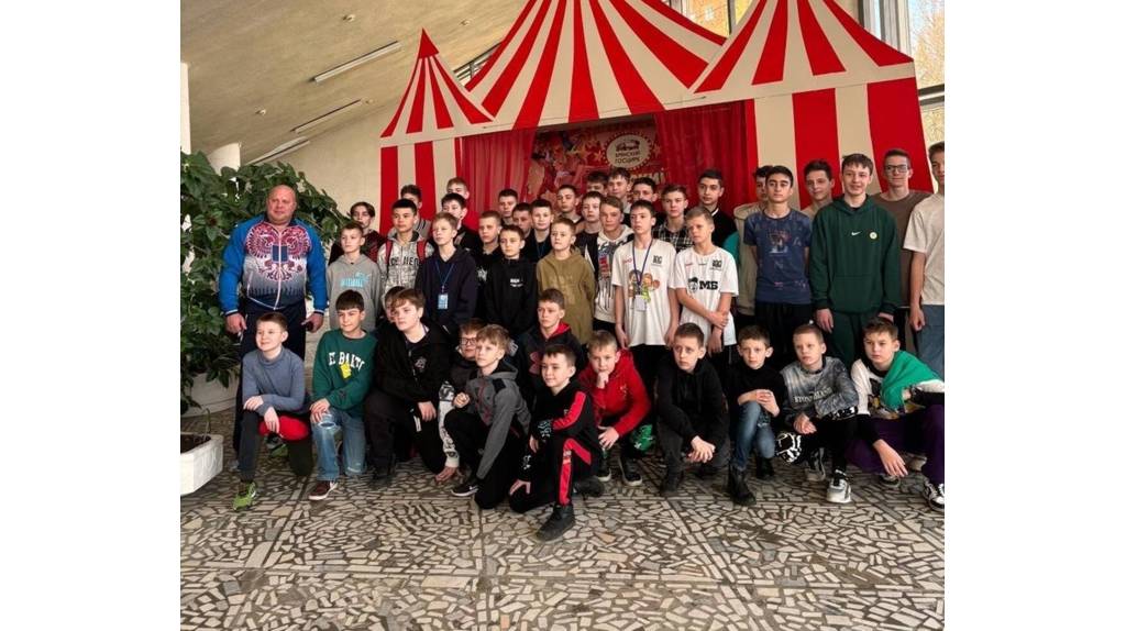 Эвакуированные из Белгорода юные баскетболисты отдохнули на представлении в брянском цирке