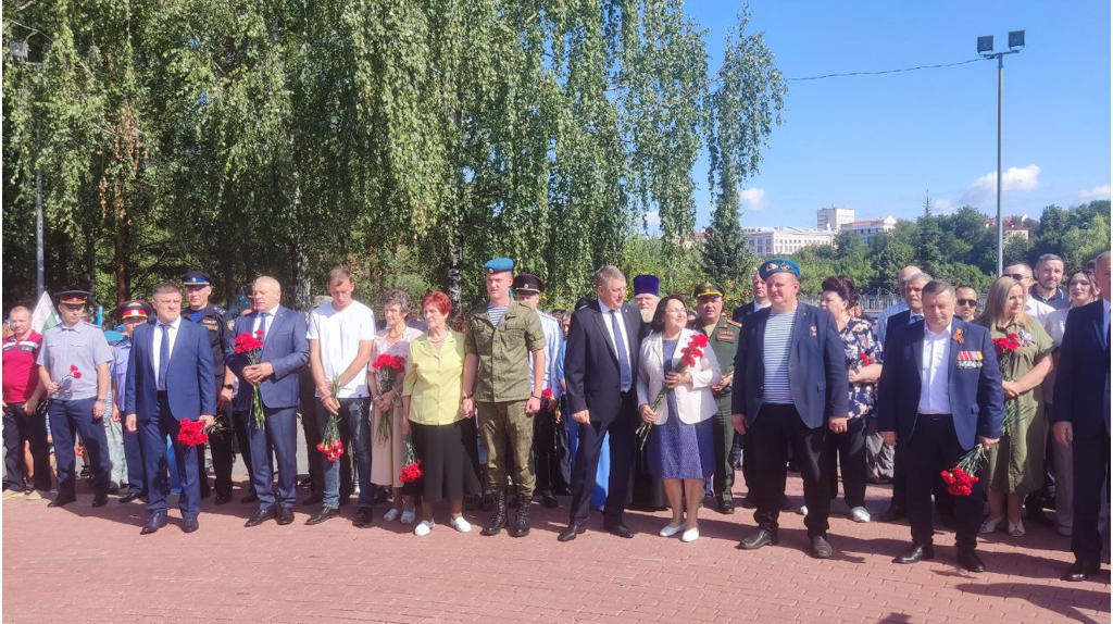 В Брянске возложили цветы к памятнику «Круговая оборона» в честь Дня ВДВ