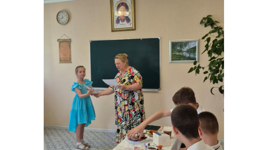 В храме брянского поселка Локоть вручили дипломы выпускникам воскресной школы