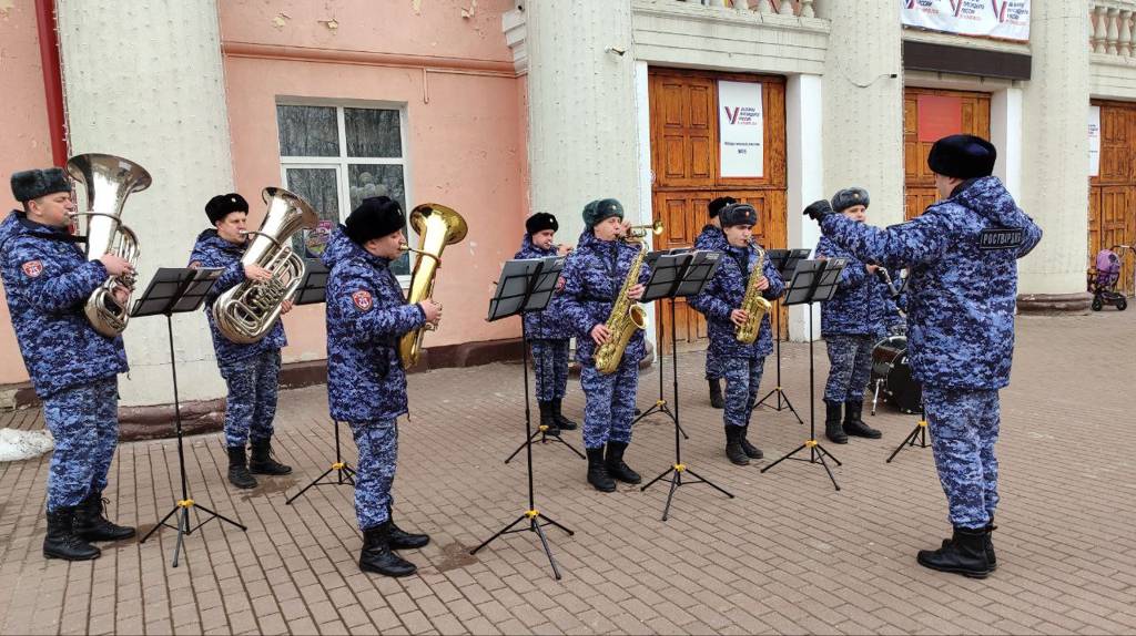 Военный оркестр Росгвардии поднял настроение брянцам весенним концертом