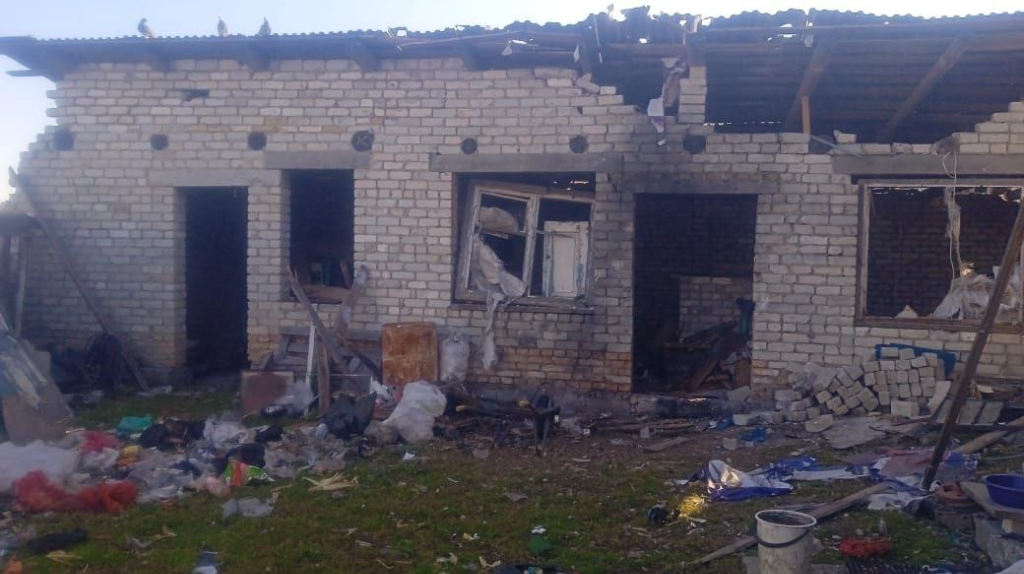 После атак дронов в брянском селе Зерново показали страшные кадры последствий