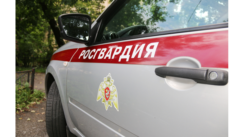 В брянской гостинице муж пытался задушить жену