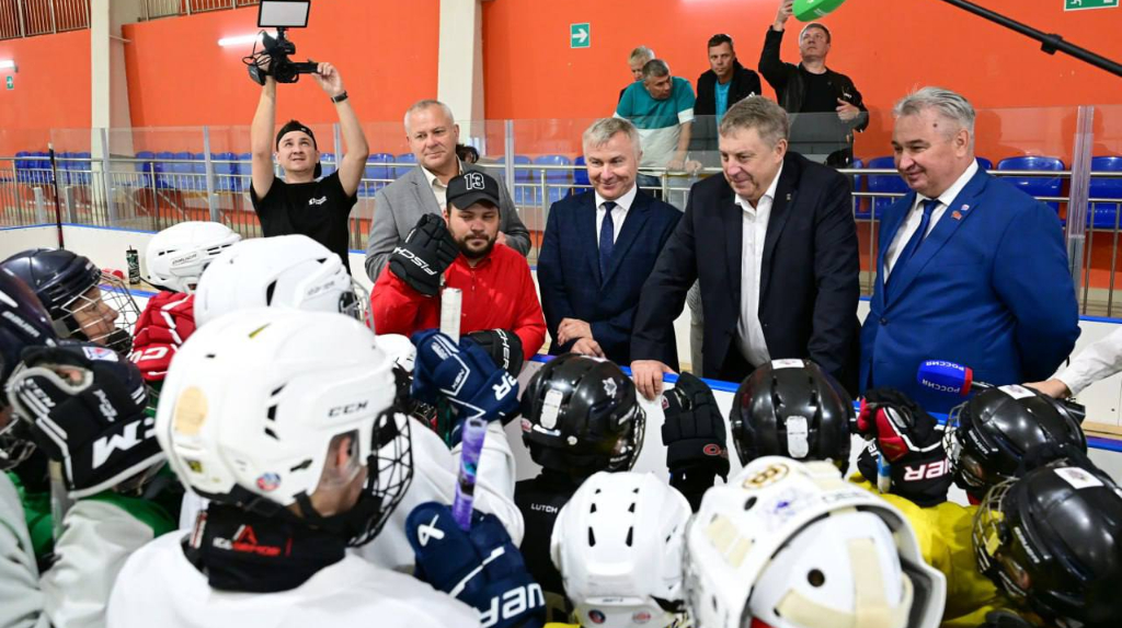 В ледовом дворце Почепа «Лидер» хоккеем занимаются 117 ребят