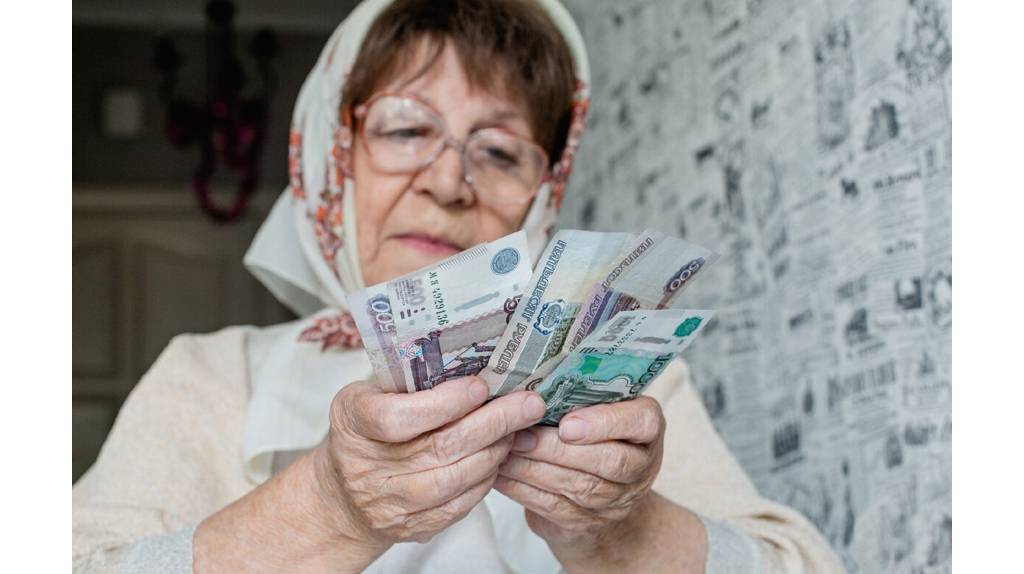 Более 9400 брянских пенсионеров получают надбавку за стаж работы на селе