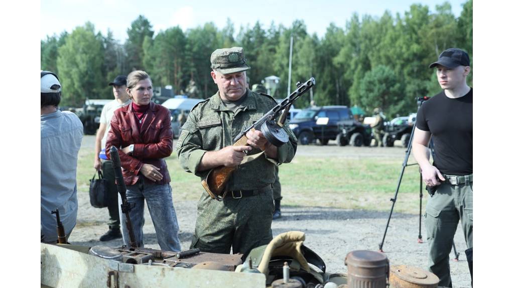 Спикер и депутаты Брянской облдумы прошли курс по обращению с оружием и спецтехникой