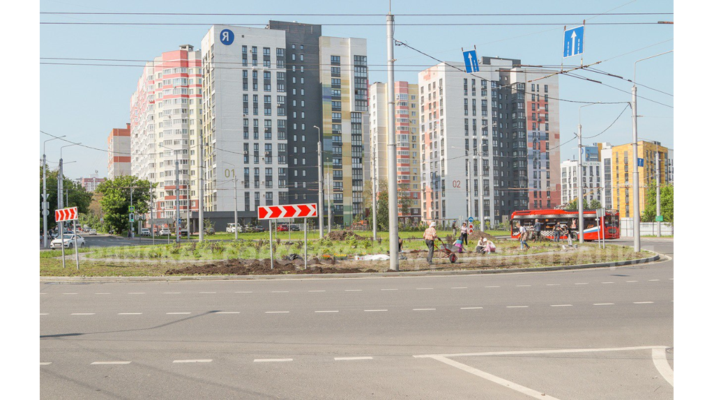 Новая кольцевая развязка в Брянске превратилась в зеленый островок