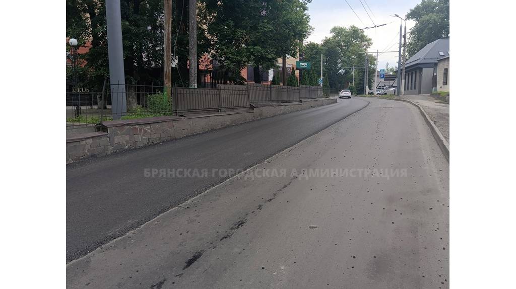 Подрядчики приступили к укладке верхнего слоя асфальта на центральных дорогах Брянска