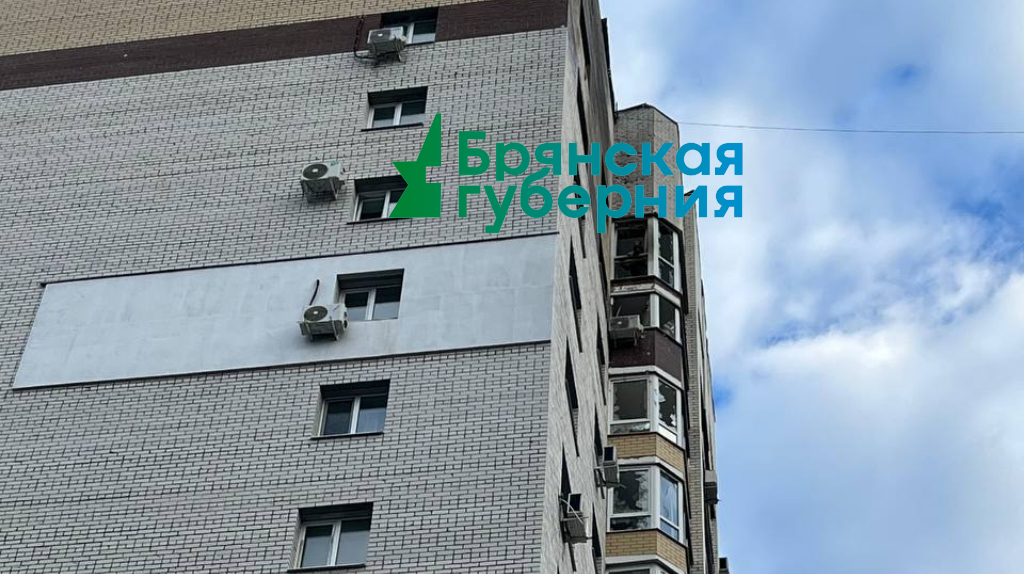 Публикуем кадры последствий удара БПЛА по многоэтажке в Брянске 