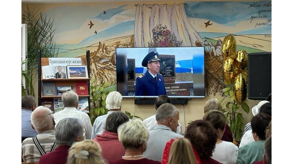 В Стародубе поздравили с юбилеем ветерана гражданской авиации Владимира Пысенка 