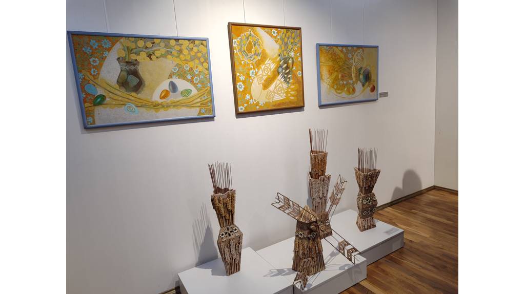 В Брянске выставка «Традиции и современность» объединила более 60 работ мастеров прикладного творчества и живописцев