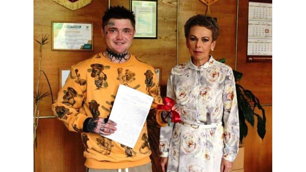 Сирота из Гордеевки Дмитрий Бовчуров получил квартиру в Клинцах