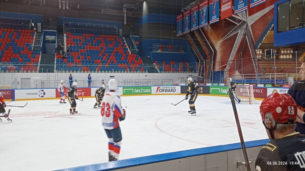 Брянский губернатор Богомаз на ПМЭФ сыграл в хоккей на кубок Росконгресса 