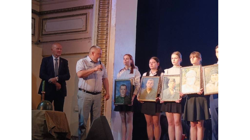 В Новозыбкове вдовам и матерям погибших участников СВО передали портреты их Героев