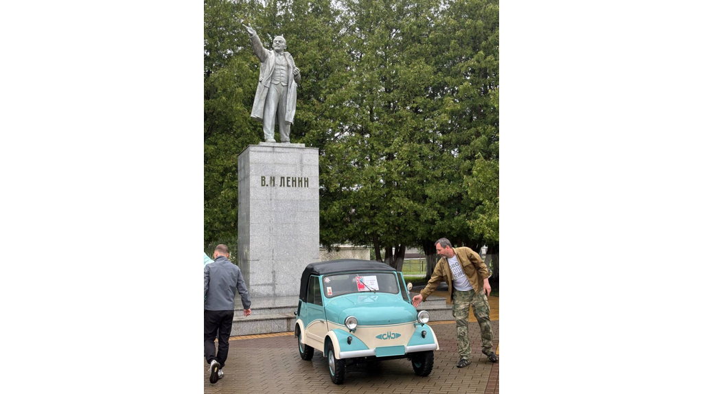В брянском поселке Белые берега День молодежи отметили выставкой ретромобилей