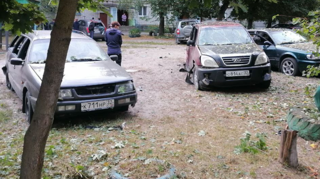 Дроны ВСУ повредили два многоквартирных дома и 20 машин в брянской Белой Берёзке