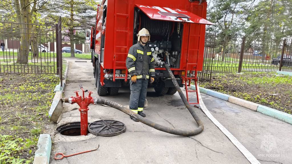 В Брянске пожарные отработали навыки тушения пожара в детской поликлинике