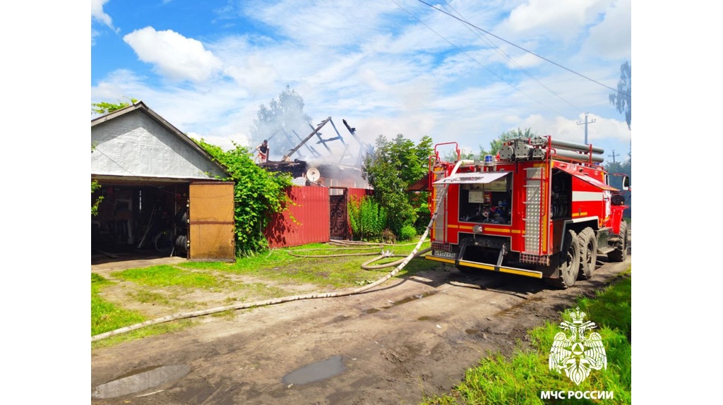 Пожар в Унече оставил семью без крыши и мебели