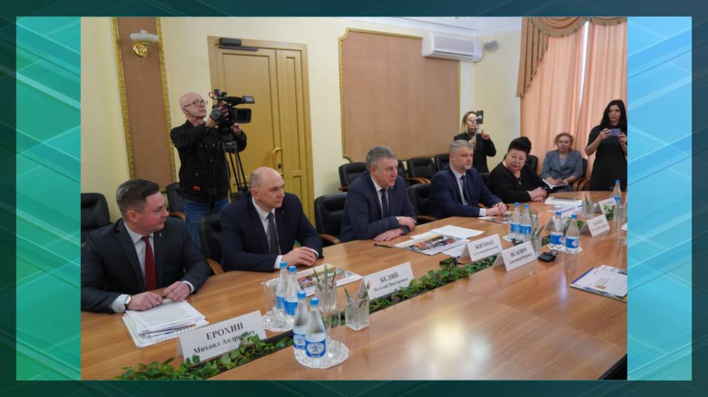 Губернатор Богомаз подписал соглашение о сотрудничестве с гендиректором корпорации МСП Исаевичем 