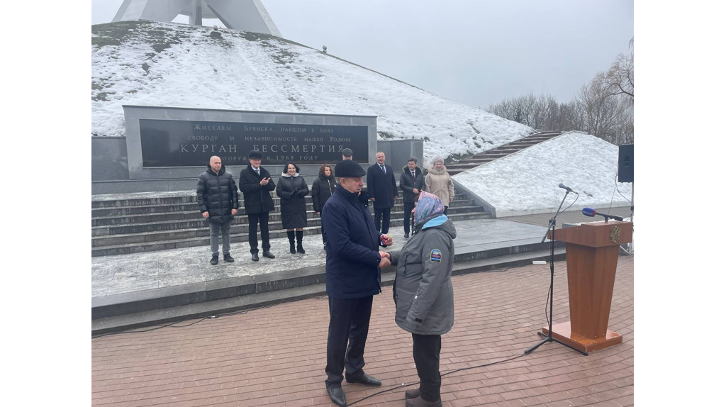 Школам Брянской области передали 15 автобусов