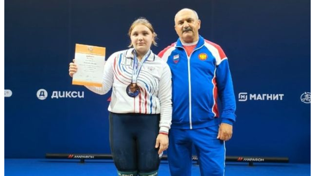 На чемпионате России 18-летняя брянская тяжелоатлетка завоевала бронзу