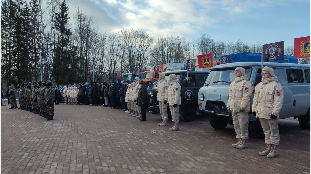 Батальону «БАРС-Брянск» торжественно вручили машины и рации