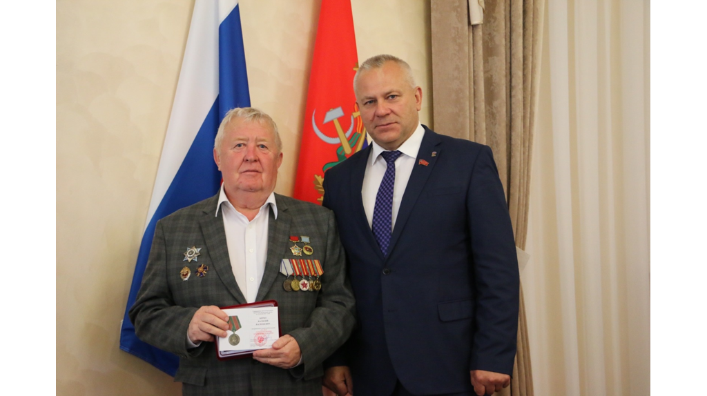 Спикер Брянской облдумы наградил ветеранов боевых действий