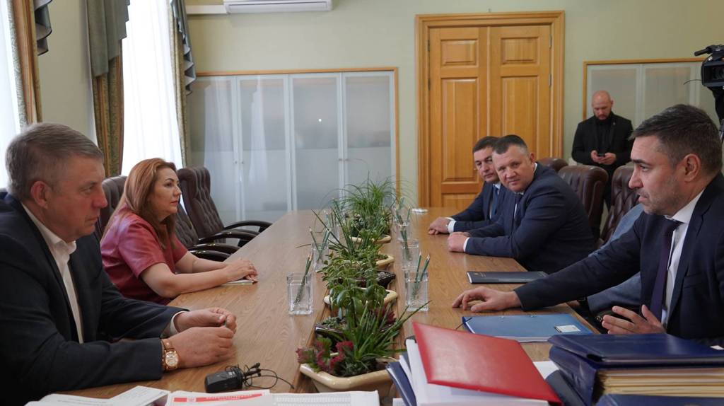 Брянский губернатор провел рабочую встречу с депутатом Госдумы Дмитрием Хубезовым