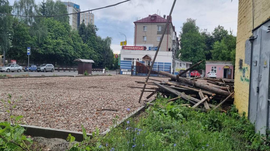В центре Брянска на улице Дуки привели в порядок пустырь на месте бани