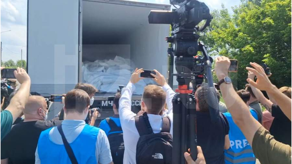 Иностранные журналисты сняли на видео фуры с телами бойцов ВСУ в Брянской области