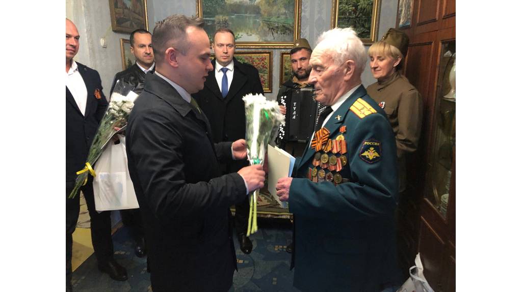 В Брянске руководители города поздравили ветеранов с Днем Победы