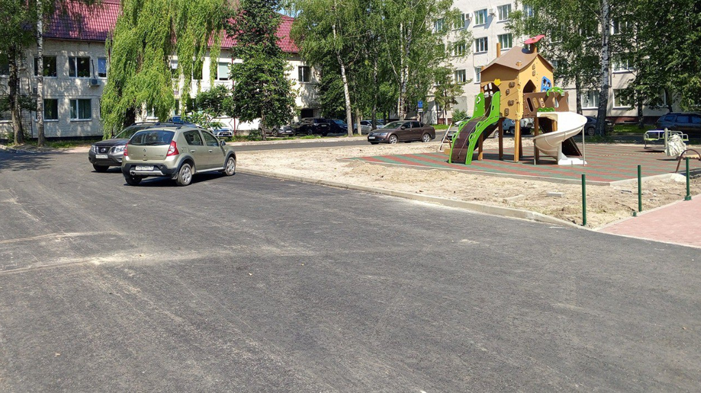 В Брянске заканчивают обновлять двор по улице 22 Съезда КПСС