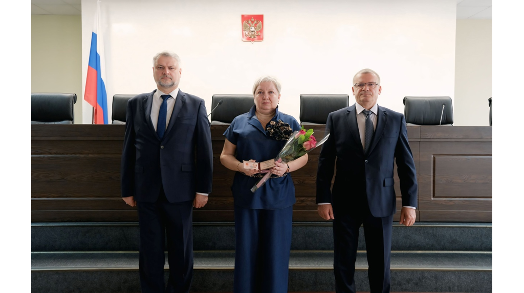 Судье Брянского областного суда Ренате Будниковой вручили удостоверение