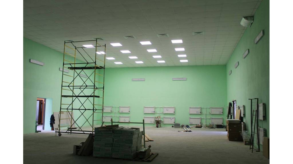 В Комаричском районе почти закончили ремонт Дома спорта