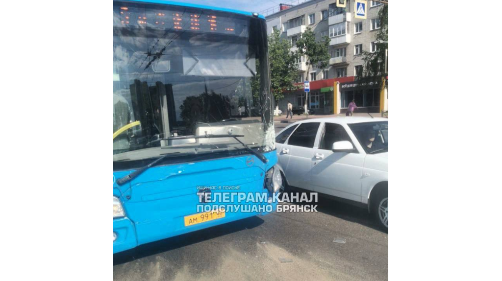 В Брянске на улице Крахмалева в ДТП попал автобус