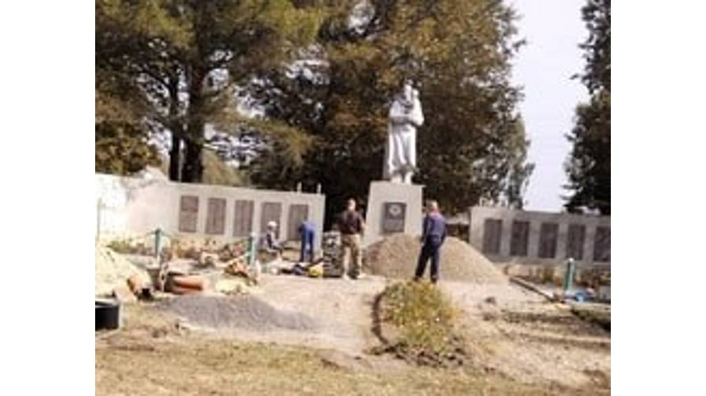 В брянской деревне Плавна благоустраивают памятник «Погибшим воинам-односельчанам»