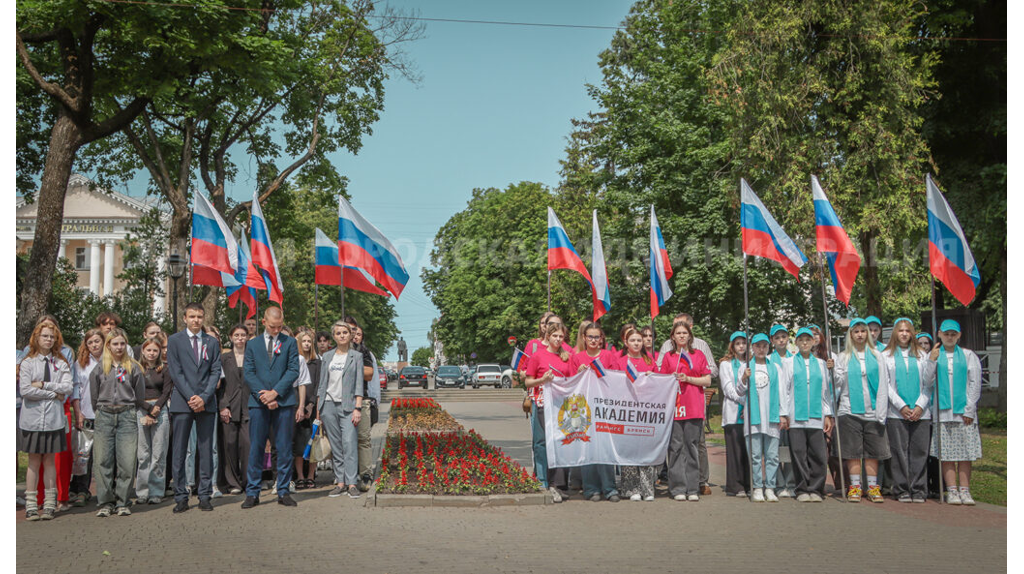 В Брянске провели церемонию вручения паспортов юным гражданам России