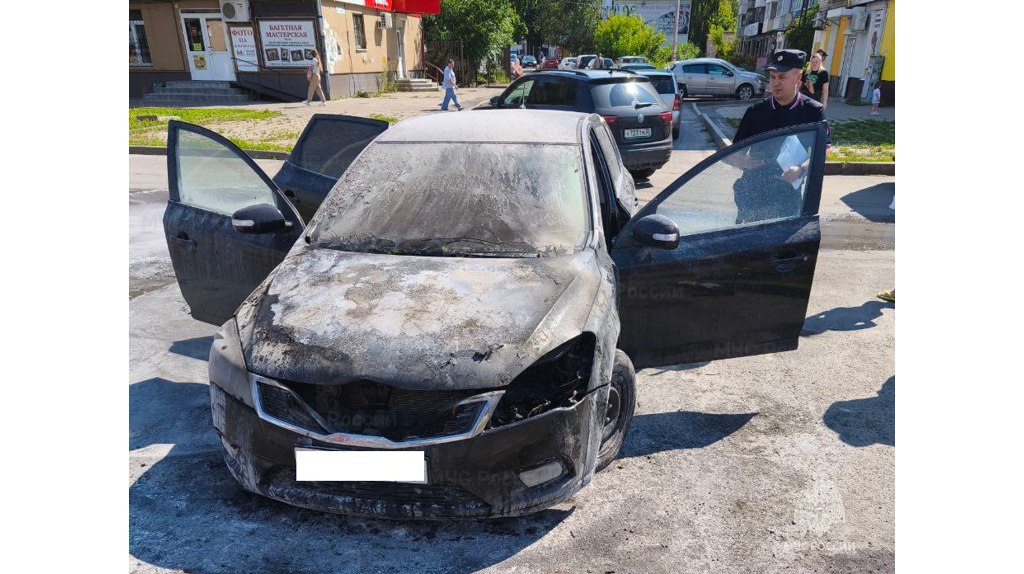 Горящую легковушку на проспекте Московском в Брянске тушили две пожарные машины