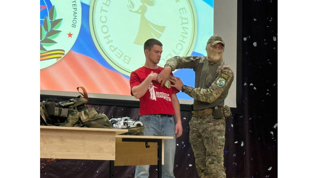 Студенты техникумов Брянска встретились с военным медиком