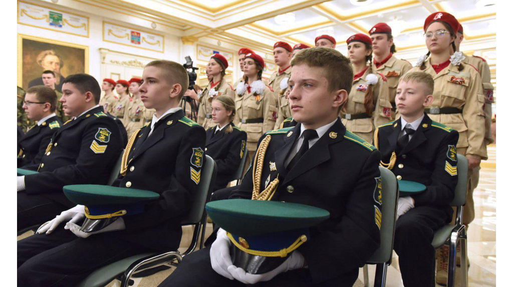 Брянский губернатор передал орден Мужества родным пограничника Валерия Кормового