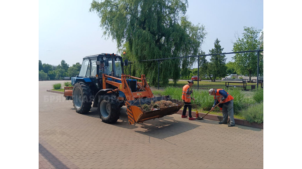 Дорожники перед праздниками навели порядок на набережной Брянска