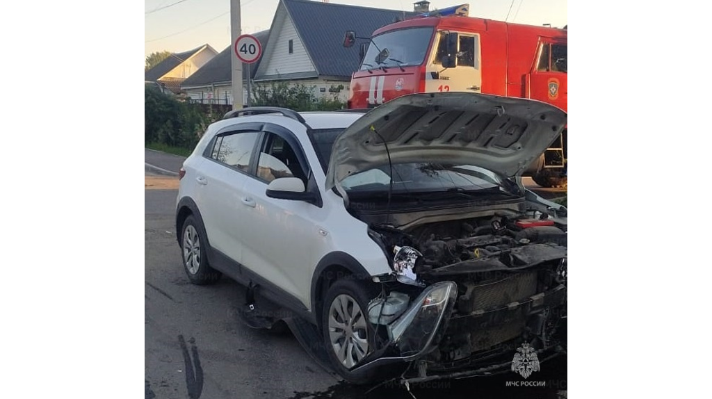 В Брянске спасатели выезжали на место ДТП с двумя легковушками