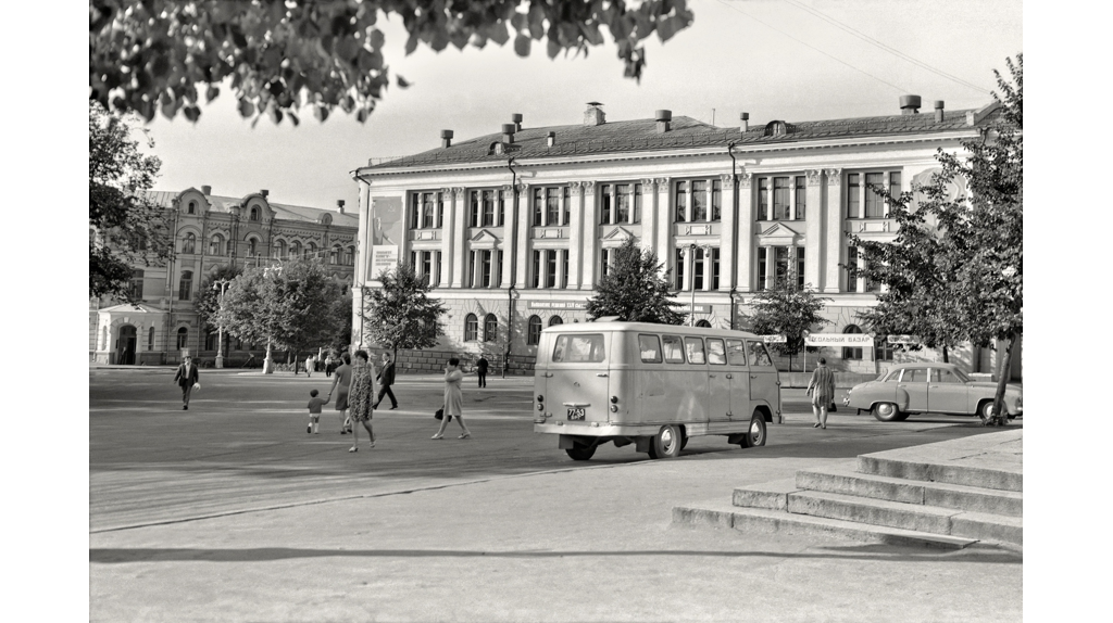 Жителям Брянска показали вид на областную библиотеку начала 1970-х