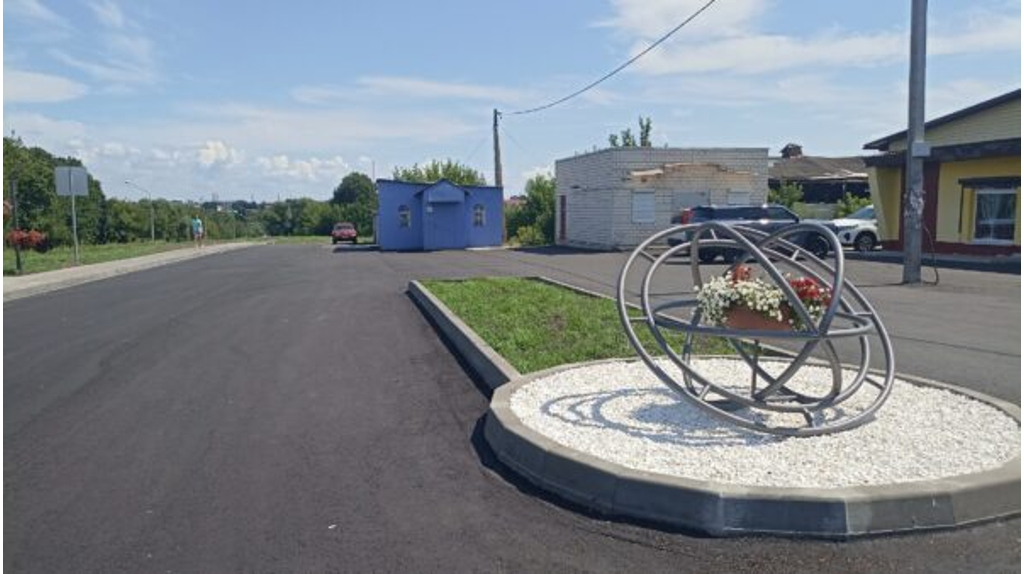 В брянском поселке Глинищево по нацпроекту благоустроили площадь «Народная»