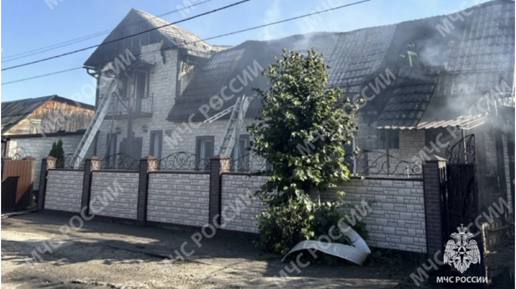 При пожаре в двухэтажном доме в городе Сельцо сумел спастись 33-летний мужчина